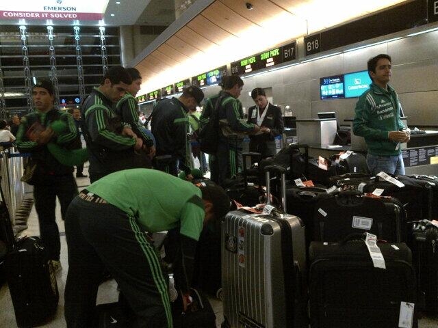 Jugadores de la selección mexicana documentan para transbordar hacia Sidney en el aeropuerto angelino.