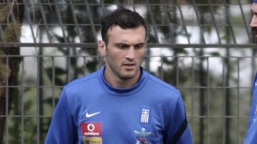 Los griegos Fanis Gkekas (der.), Georgios Samaras (centro) y Vassilis Torosidis entrenan para el choque de ida  de hoy ante los rumanos.
