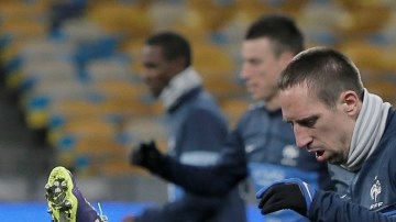 Franck Ribery (centro) durante los entrenamientos de ayer en el Kiev.