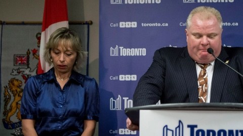 El alcalde de Toronto, junto a su esposa,  pide disculpas por los crudos comentarios que hizo en respuesta a las alegaciones en los documentos de la corte, ayer.