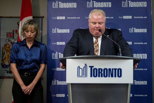 El alcalde de Toronto, junto a su esposa,  pide disculpas por los crudos comentarios que hizo en respuesta a las alegaciones en los documentos de la corte, ayer.