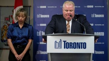 El alcalde de Toronto, junto a su esposa,  pide disculpas por los crudos comentarios que hizo en respuesta a las alegaciones en los documentos de la corte, ayer.