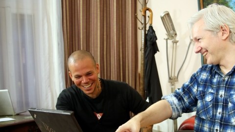Residente (izq.) con Julian Assange, fundador de  WikiLeaks, en   junio de este año.