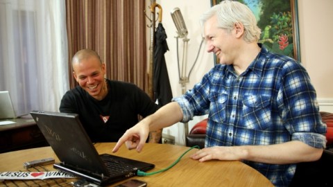 Residente (izq.) con Julian Assange, fundador de WikiLeaks, en junio de este año.