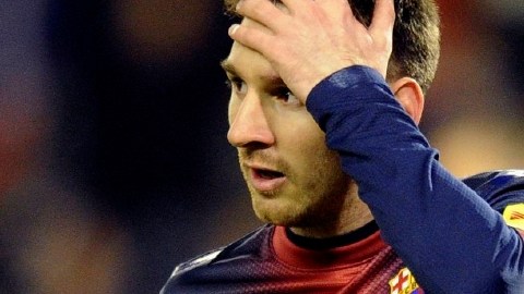 Lionel Messi se lesionó durante un partido con el Betis y no podrá estar en las canchas hasta el próximo año.