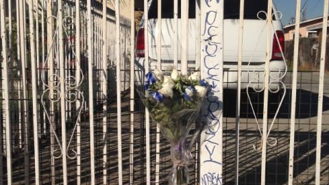 Varios llegaron ayer a colocar flores y a pintarrajear el lugar donde murió un joven de 17 años.