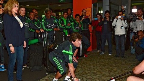 Los nativos dieron un cálido recibimiento a la selección mexicana en el aeropuerto de Wellington