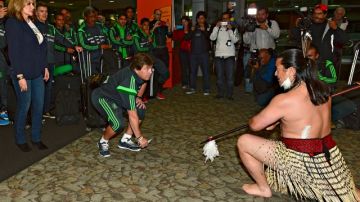 Los nativos dieron un cálido recibimiento a la selección mexicana en el aeropuerto de Wellington
