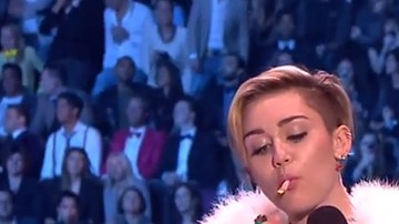 Miley Cyrus se fumó un cigarrillo de marihuana en el escenario de los MTV European Music Awards.