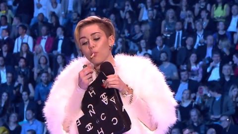 Miley Cyrus se fumó un cigarrillo de marihuana en el escenario de los MTV European Music Awards.