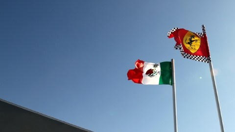 En el Circuito de las Américas, la bandera de México ondeó con una estapa de mariguana al lado del águila.