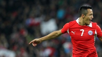 Alexis Sánchez  celebra su segunda anotación  contra la selección de Inglaterra en el estadio de Wembley.