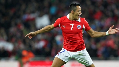 Alexis Sánchez  celebra su segunda anotación  contra la selección de Inglaterra en el estadio de Wembley.