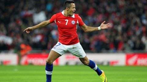 Alexis Sánchez celebra su segunda anotación contra la selección de Inglaterra en el estadio de Wembley.