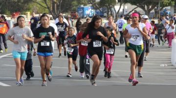 El evento "5K ¡Muévelo!", una carrera de cinco kilómetros celebrada con la finalidad de activar la cultura del deporte y la vida saludable entre los estudiantes del LAUSD.