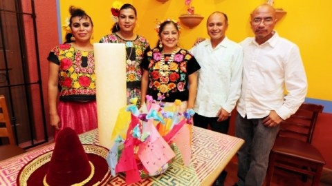 Participantes de la Vela Muxe en el restaurante La Guelaguetza. Hoy se realizará por primera vez el evento en Los Ángeles.
