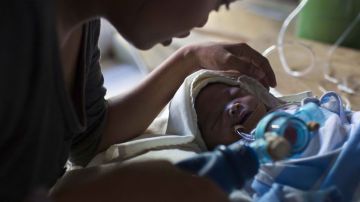 La falta de electricidad en el hospital en que se encuentra Althea retrasa las posibilidades de que la recién nacida sobreviva.