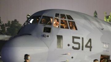 Marines norteamericanos a su llegada a la base aérea Villamor en Manila el lunes 11 de noviembre.