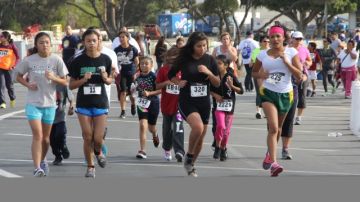 Estudiantes y padres de familia del Distrito Escolar Unificado de Los Ángeles (LAUSD) participaron en la carrera '5K ¡Muévelo!'.