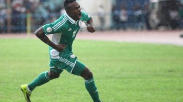 El delantero nigeriano Víctor Obinna celebra la anotación con la que su selección terminó por imponerse  a la de Etiopía en su ruta al Mundial.