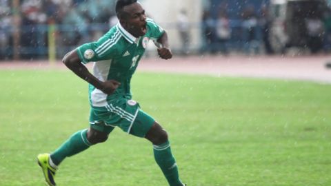 El delantero nigeriano Víctor Obinna celebra la anotación con la que su selección terminó por imponerse  a la de Etiopía en su ruta al Mundial.