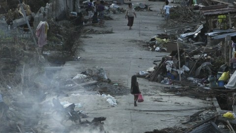 Víctimas del tifón en Filipinas caminan entre los escombros de la localidad de Basey, en la provincia de la Isla Samar. La búsqueda de los desaparecidos, 1,179 según el recuento oficial, es una situación infernal para muchos en Filipinas.
