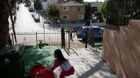Una niña (no relacionada a los hechos) juega en la casa en donde secuestraron a la otra menor para llevarla a un garaje en el edificio café al cruzar la calle.