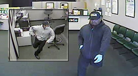 Dos hombres fueron capturados por la cámara de seguridad entrando por la puerta del negocio.