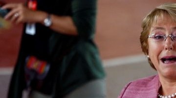 Michelle Bachelet aventajó a su rival Evelyn Matthei, pero los expertos dicen no conseguirá los votos necesarios para ganar la presidencia.