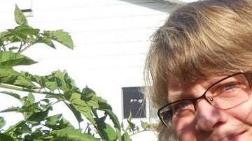 Las personas se pueden sentir relajadas al cosechar sus propias verduras.