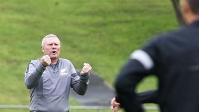 Ricki Herbert  da indicaciones a los jugadores neozelandeses.