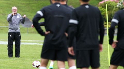 Ricki Herbert  da indicaciones a los jugadores neozelandeses.
