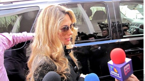Aracely Arámbula en el velorio de Karla Álvarez.