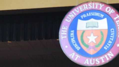 El juego está programado para el miércoles 20 de noviembre, cuando los miembros del club juvenil deambularán en el campus portando señales de que son 'inmigrantes ilegales'. Los estudiantes que los capturen y los lleven a la mesa de reclutamiento de los Jóvenes Conservadores recibirán certificados de regalo de $25.