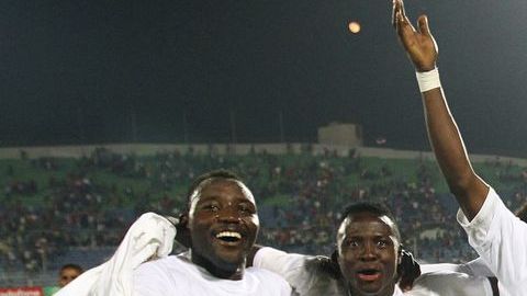 Los jugadores de Ghana con sus playeras y festejando.