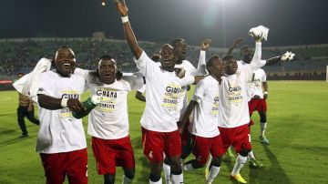 Los jugadores de Ghana con sus playeras y festejando.