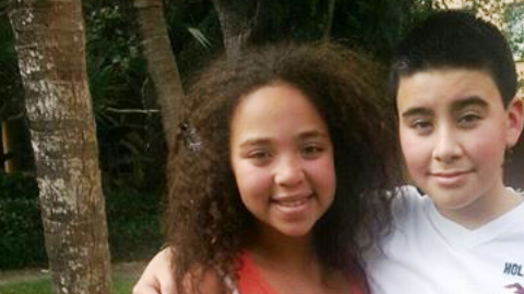 Francisco Daniel Rea, de 14 años, junto con la ganadora de la primera temporada de "La Voz Kids" Paola Guanche.