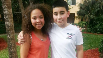 Francisco Daniel Rea, de 14 años, junto con la ganadora de la primera temporada de "La Voz Kids" Paola Guanche.