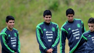 Raúl Jiménez, con la pelota, sería de nuevo el socio ofensivo de Oribe Peralta en la delantera del Tri.