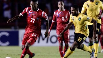 El panameño Alcibiades Rojas (izq.) conduce el balón ante la marca del jamaicano Jermaine Taylor en duelo del 6 de septiembre.