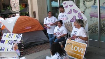 Activistas pidiendo que se de una reforma migratoria, hacen   ayuno de varios días frente a oficina de congresista.