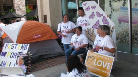 Activistas pidiendo que se de una reforma migratoria, hacen ayuno de varios días frente a oficina de congresista.