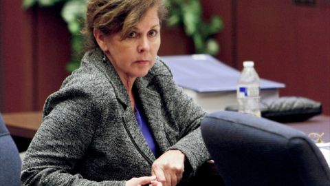 Angela Spaccia enfrenta 13 cargos por corrupción.