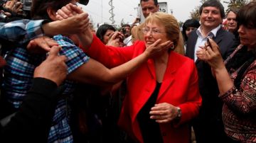 La candidata presidencial, Michelle Bachelet, reinició su campaña ayer con  vistas a la segunda vuelta electoral.