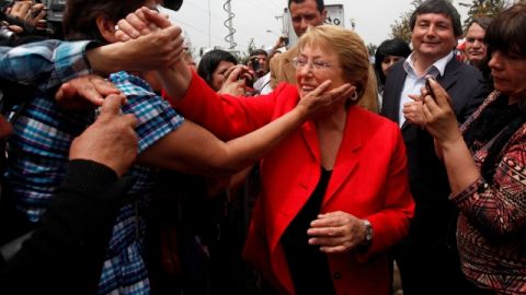 La candidata presidencial, Michelle Bachelet, reinició su campaña ayer con  vistas a la segunda vuelta electoral.