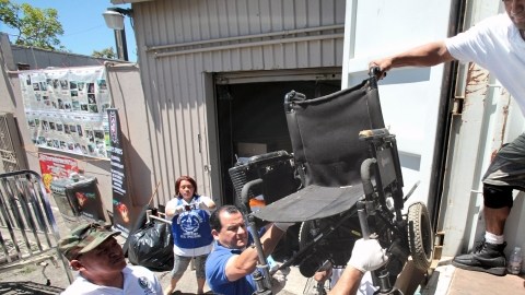 Miembros del comité El Piche cargan un camión con artículos que serán donados en El Salvador.