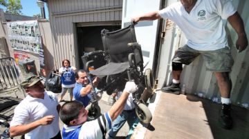 Miembros del comité El Piche cargan un camión con artículos que serán donados en El Salvador.