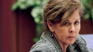 Angela Spaccia enfrenta 13 cargos por corrupción.