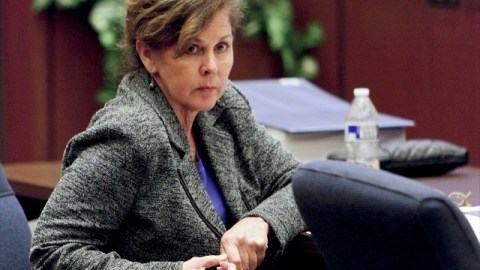 Angela Spaccia enfrenta 13 cargos por corrupción.