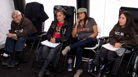 Participantes del "Ayuno por las Familias" se mantienen dentro de una carpa frente al Capitolio, en Washington DC.